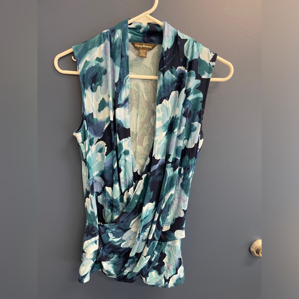 Women’s Tommy Bahama Blue and Teal Floral Sleeveless Shirt Size X-Small